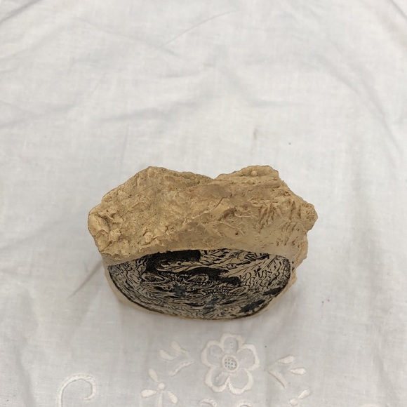 COPY - Vintage RARE FIND CARVING, FIGURINE, pair of Adorable RACCOONS on a resi… - Picture 4 of 6